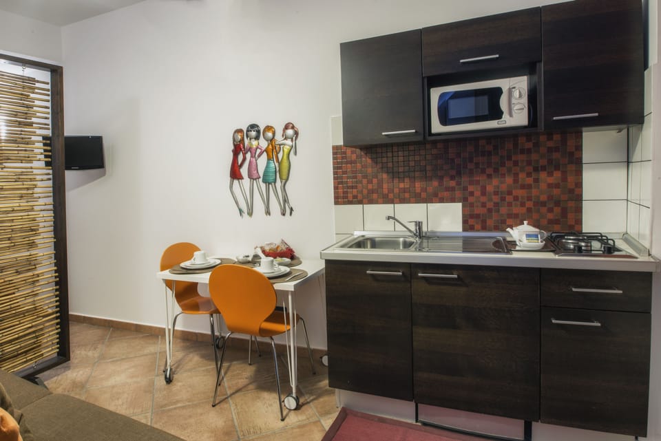 Studio, Kitchenette, Annex Building | Minibar, in-room safe, desk, soundproofing