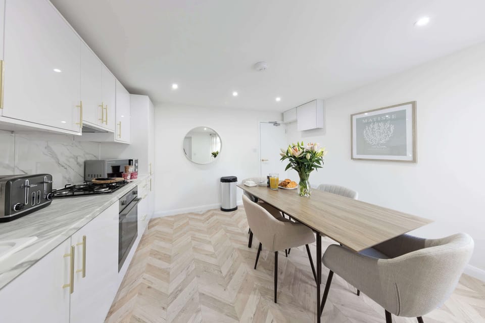 A clean, contemporary kitchen gives you the flexibility to dine your way, whether that means a quick breakfast before a meeting or a relaxed home cooked dinner.