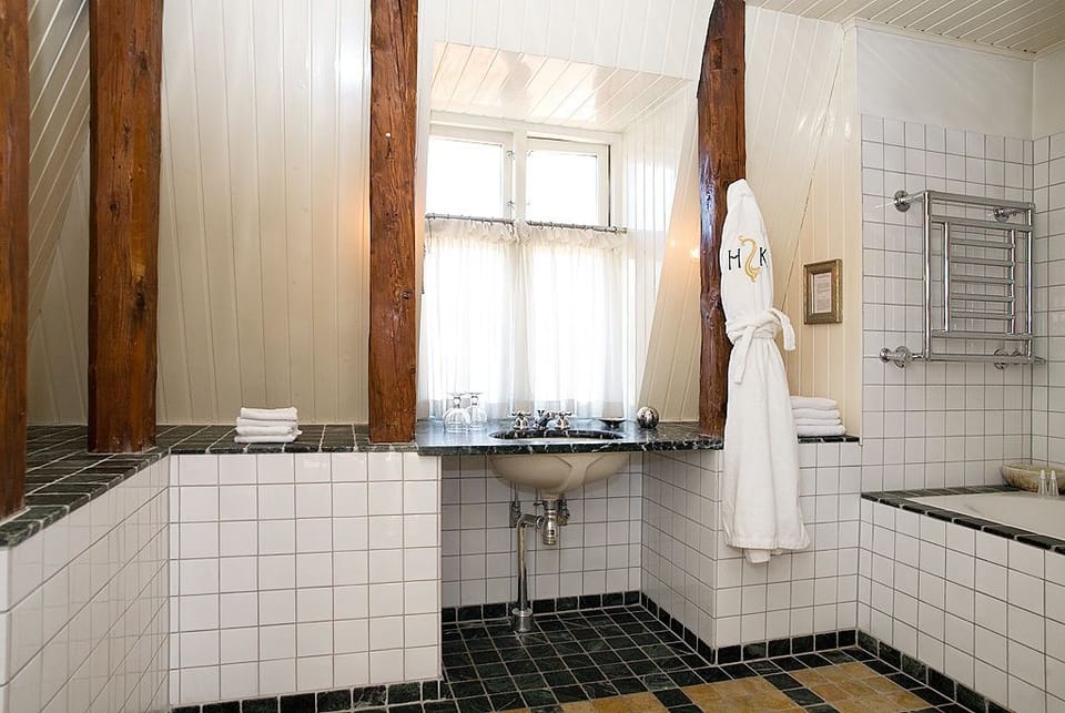Suite (Sjövillan) | Bathroom | Free toiletries, hair dryer, towels