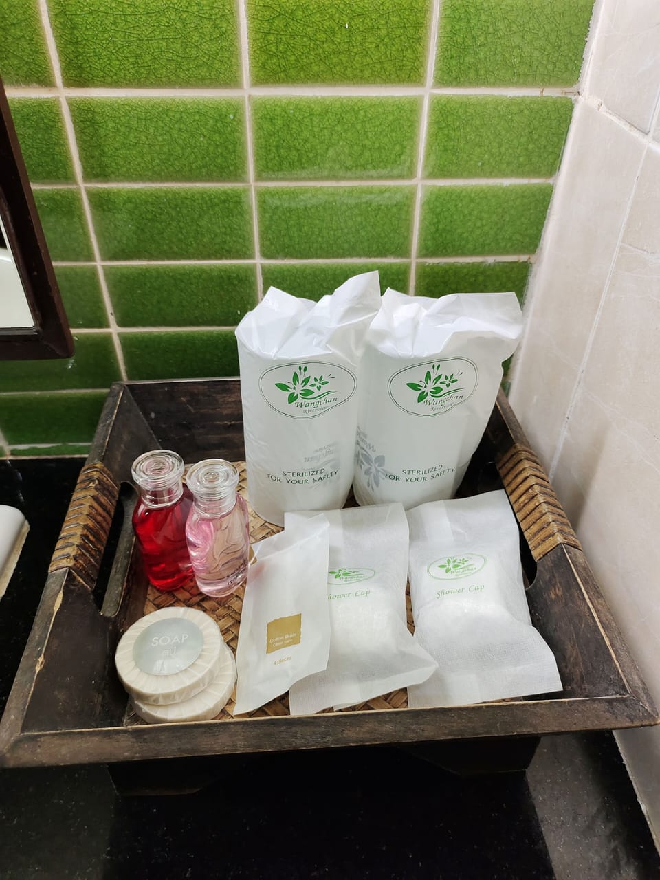 Deluxe Room | Bathroom | Shower, free toiletries, hair dryer, towels