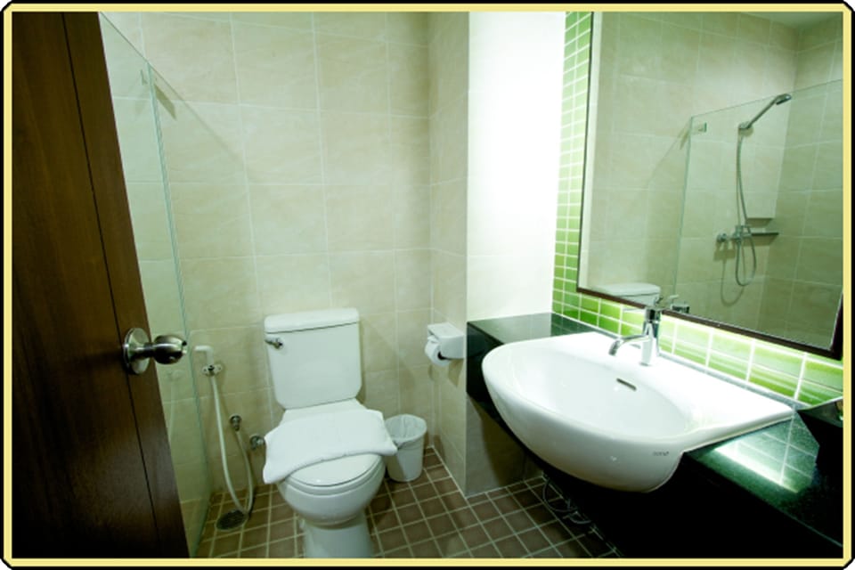 Deluxe Room | Bathroom | Shower, free toiletries, hair dryer, towels