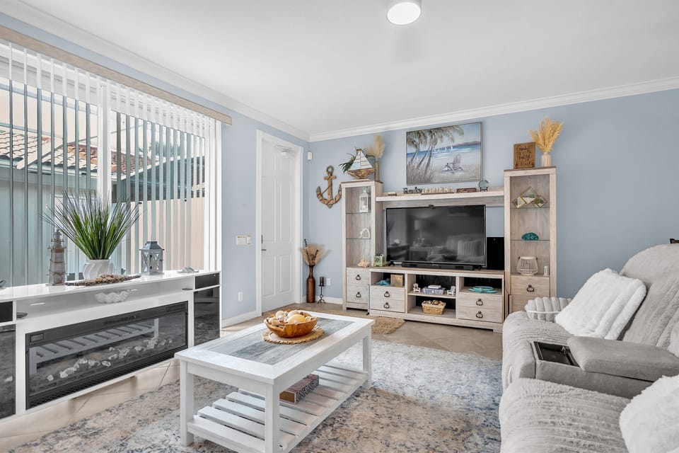 Living room w/ gas fireplace