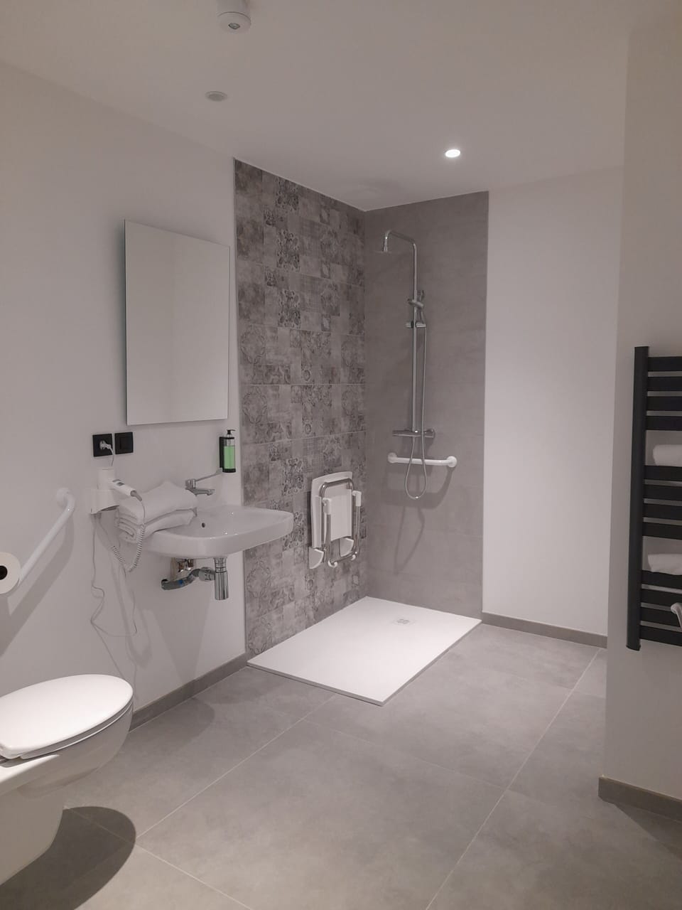 Standard Quadruple Room | Bathroom | Shower, free toiletries, towels, soap