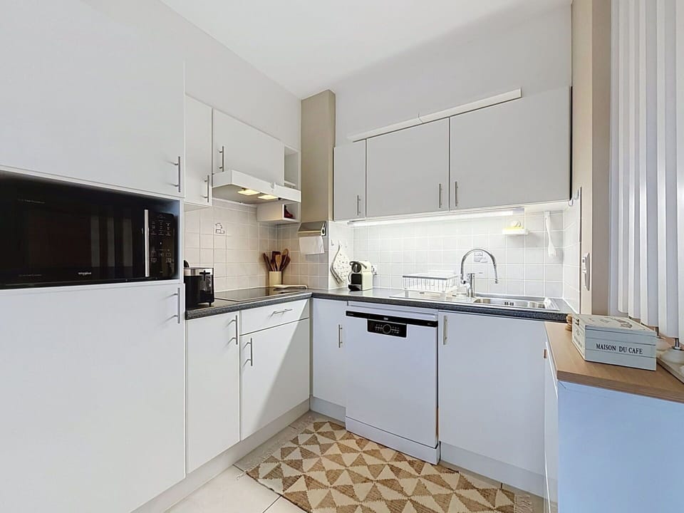 Kitchen Appliance, Kitchen, Countertop, Major Appliance, Interior Design, Flooring, Cabinetry, Wood, Home Appliance, Floor