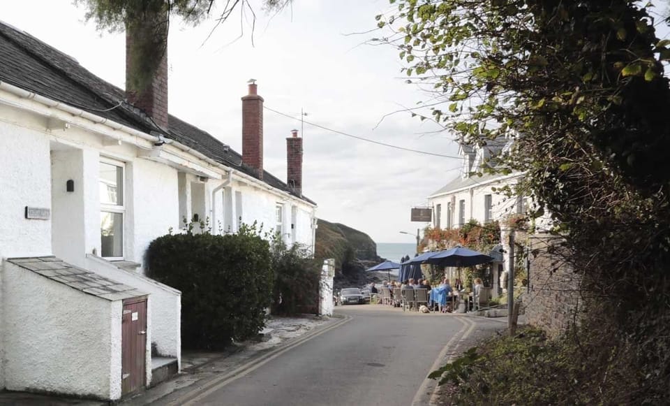 Port Gaverne village pub and sea views near Courtyard Cottage