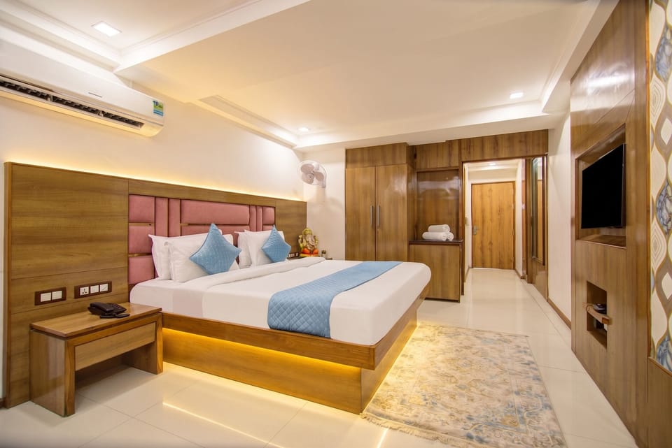 Elite Room, Pool View | Hypo-allergenic bedding available, in-room safe, desk, laptop workspace