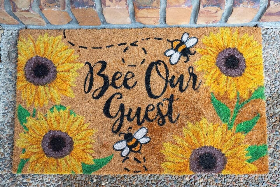 Bee our guest floor mat