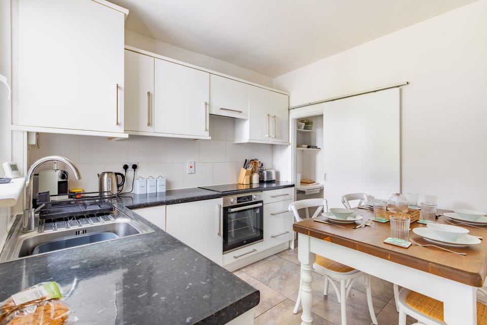 Kitchen complete with all crockery and utensils you need. 