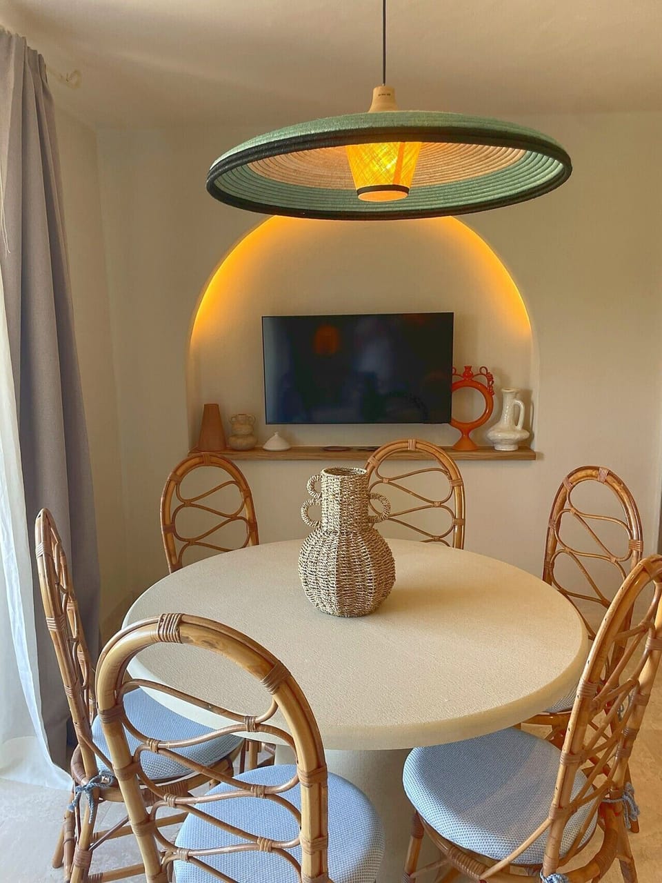 03_dining_tv_Sunset_Suite_Sardinia
