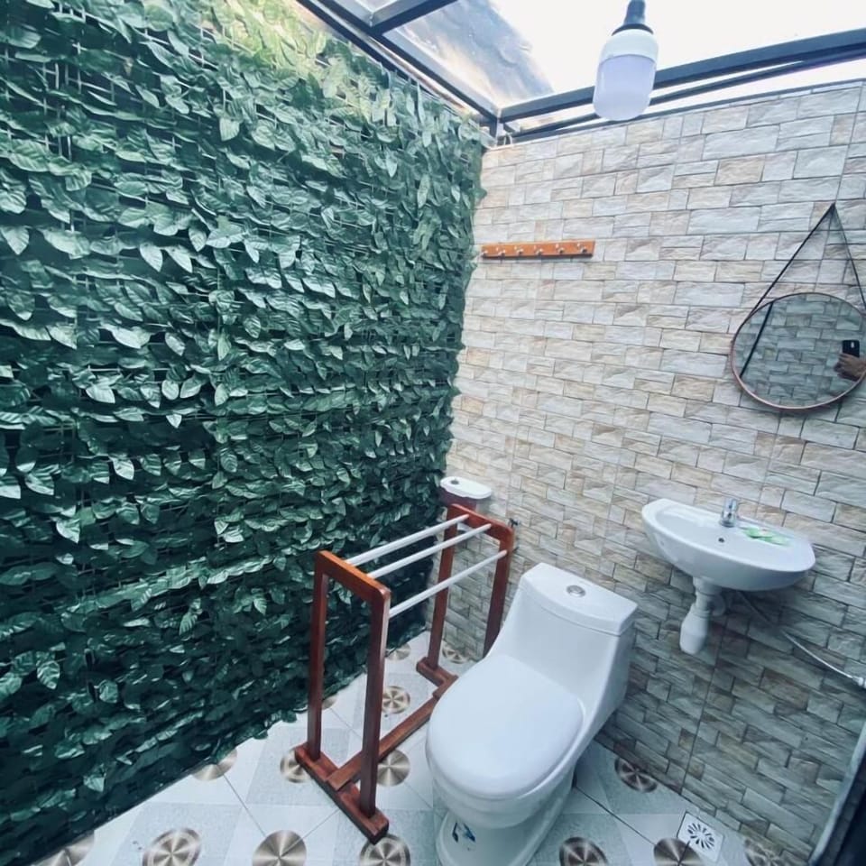 Standard Double Room, Balcony, Garden View | Bathroom