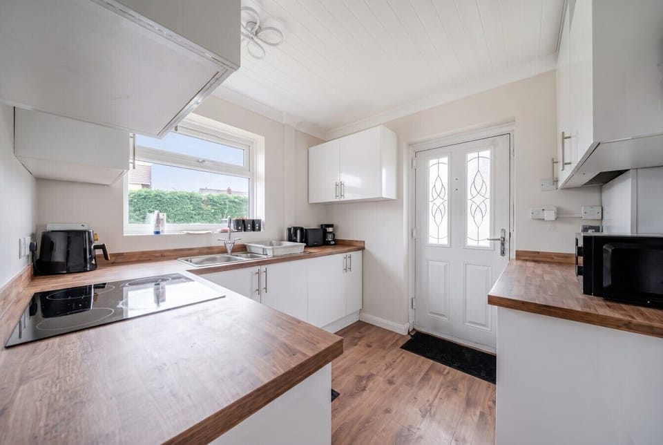 Second prep zone with coffee machine, microwave and garden access