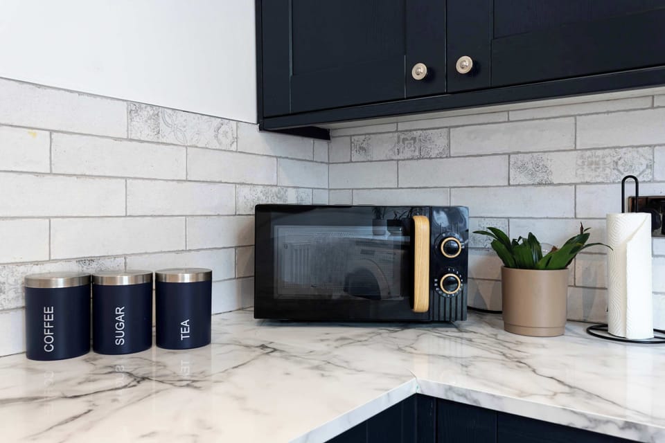 Start the day with fresh coffee and breakfast at home, or pick up local ingredients and enjoy simple, relaxed cooking with everything close at hand.