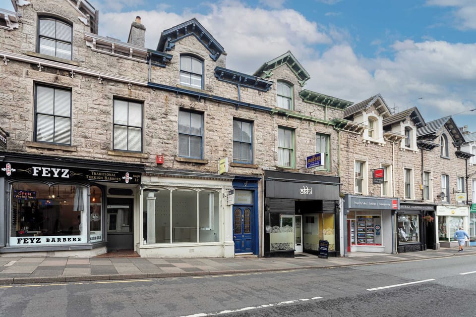 Step outside and find yourself right in the heart of Grange over Sands, with local shops, cafés and the town’s charming streets all within easy reach of the apartment.