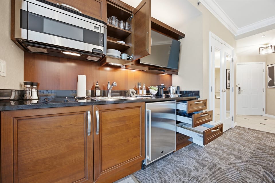 Superior Studio Suite, Balcony, City View | Private kitchen | Coffee/tea maker, mini-fridge, microwave, stovetop