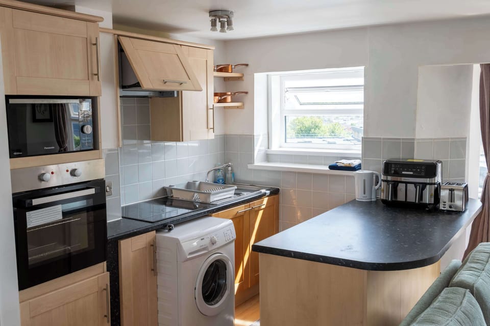 Prepare breakfast before heading to site or cook a proper evening meal in the well equipped kitchen, with plenty of workspace and useful appliances for longer stays.