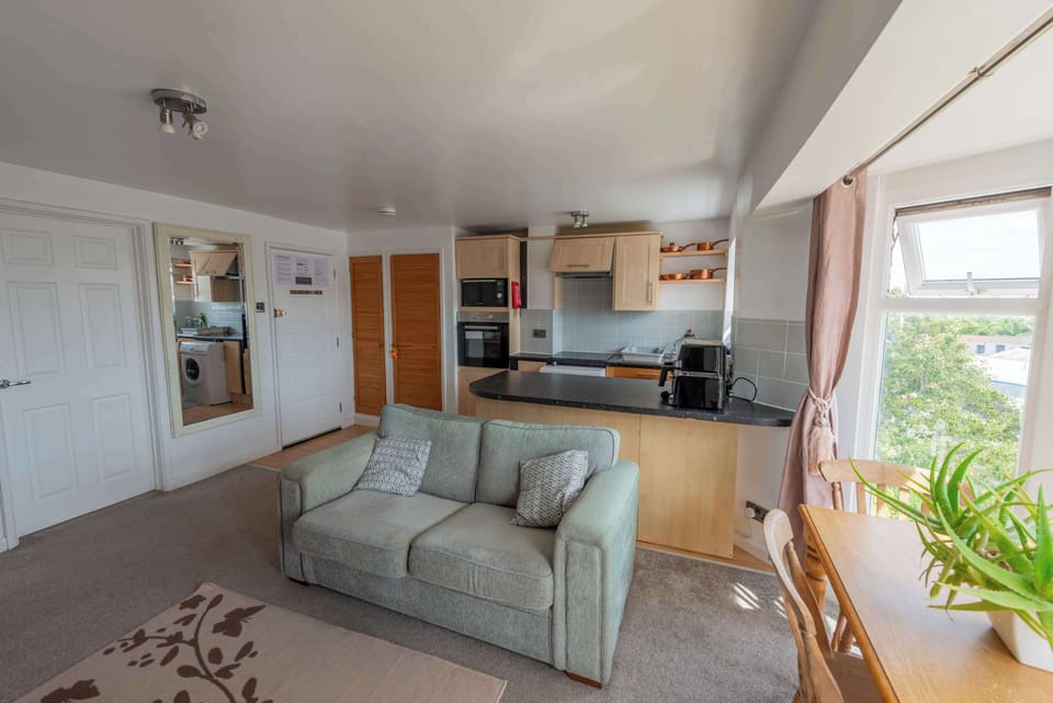 Everything you need for an easy working stay is brought together here, from a comfortable place to relax to a full kitchen for keeping everyday meal costs under control.