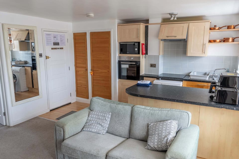 Enjoy the independence of an apartment rather than a hotel room, with your own kitchen, lounge and dining space making longer assignments much more comfortable.