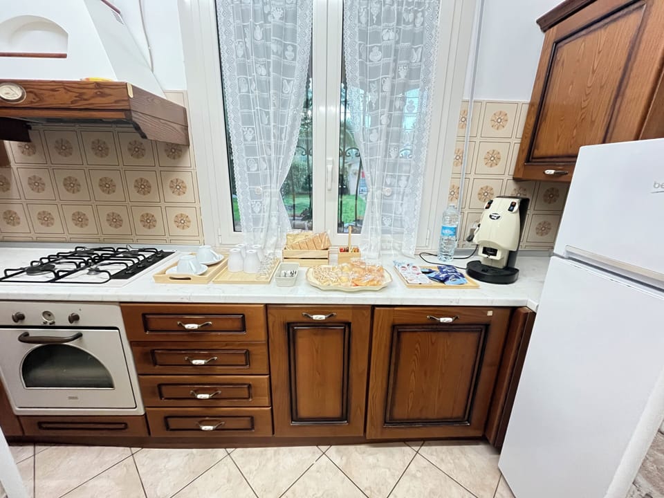 Full-size fridge, microwave, oven, stovetop