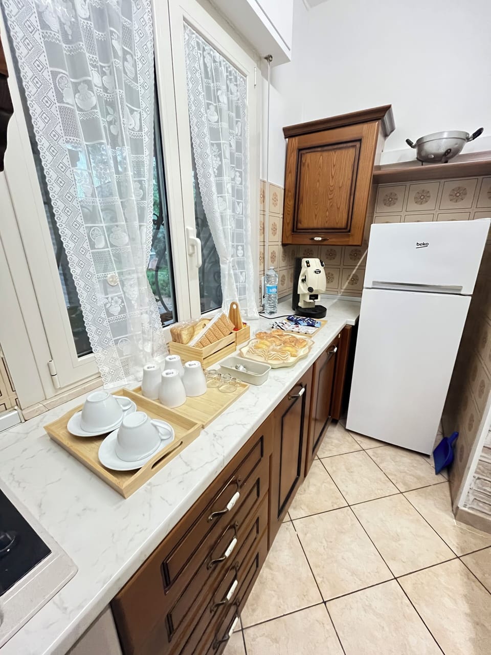 Full-size fridge, microwave, oven, stovetop