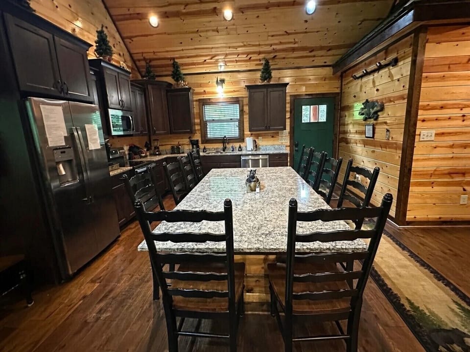 Kitchen & Dining