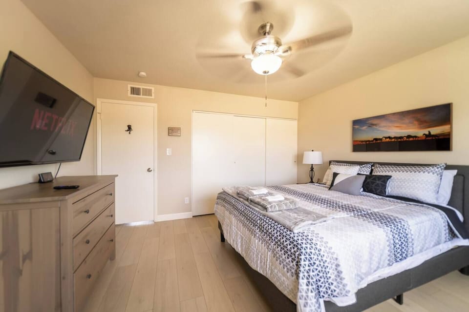 Master Bedroom - Queen Bed, Big Closet, 50inch Smart TV, Wall Mirror and Bathroom