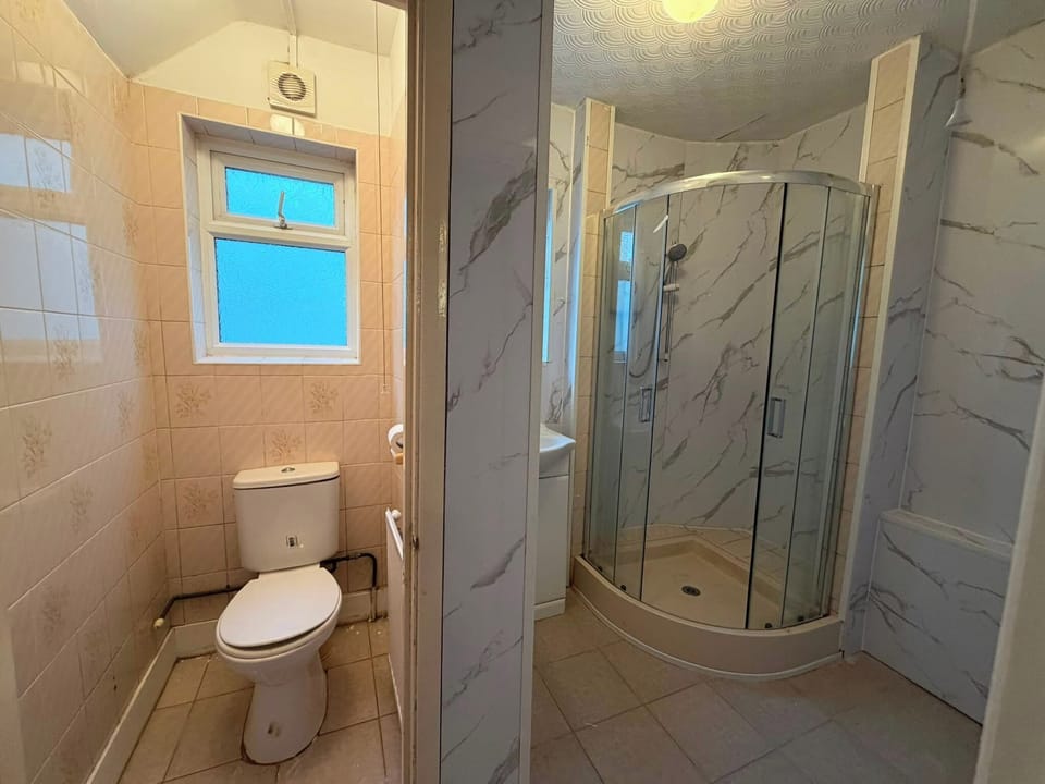 Combined shower/tub, deep soaking tub, hair dryer, towels