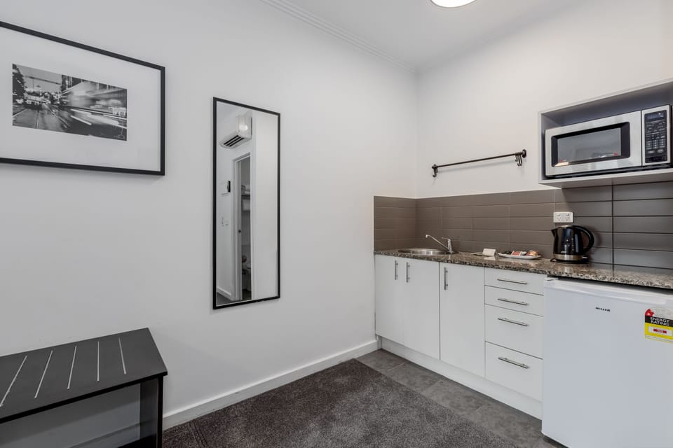 King or Twin Studio | Private kitchenette | Fridge, coffee/tea maker, electric kettle