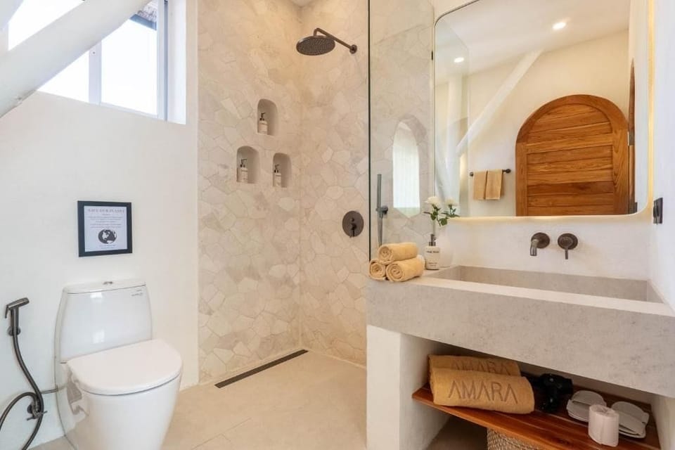Double Room, Balcony, Partial Ocean View | Bathroom | Slippers