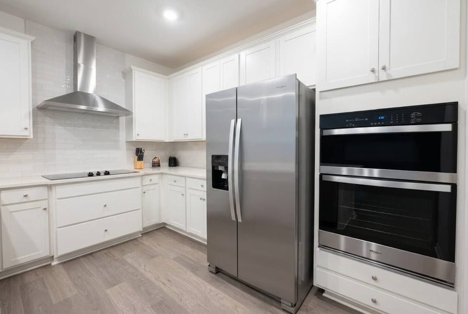 Another angle of the gorgeous modern kitchen — plenty of room for the whole family to cook, prep, and gather without bumping elbows.