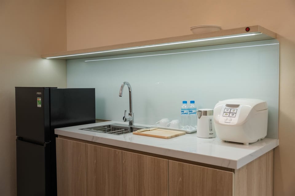Superior Double Room, Balcony, City View | Private kitchen | Fridge, microwave, stovetop, cookware/dishes/utensils