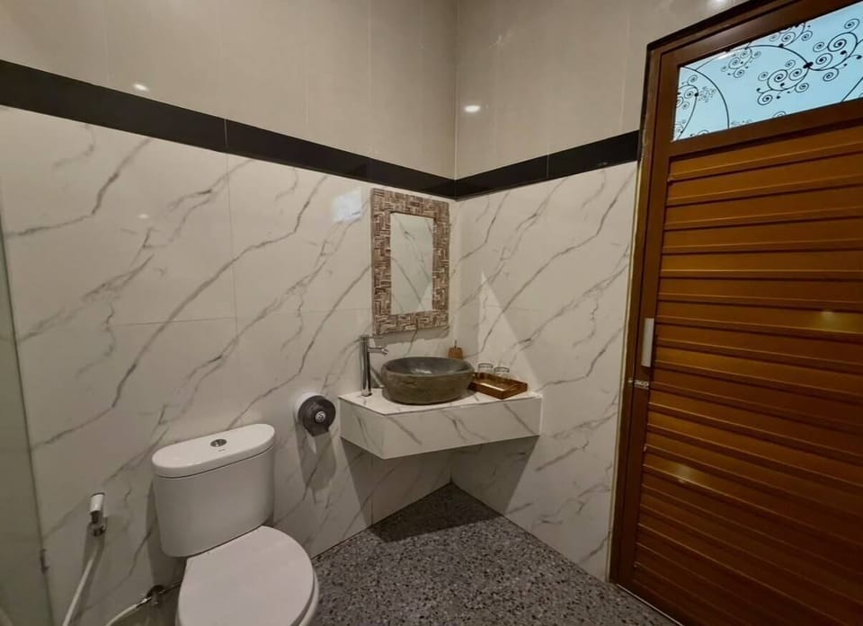 Deluxe Room, Pool View | Bathroom | Shower, free toiletries, hair dryer, towels