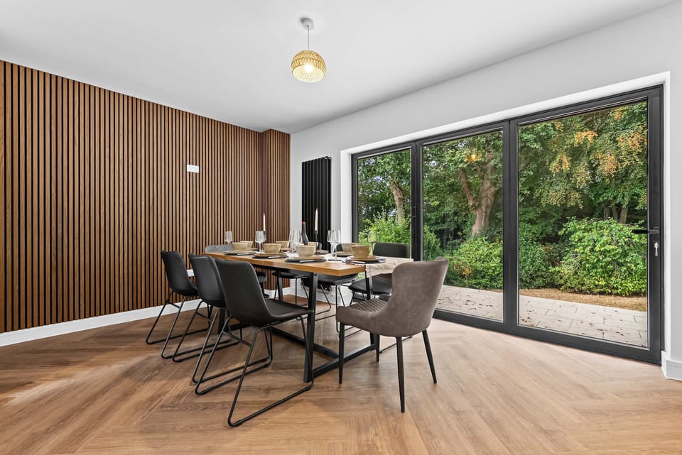 Enjoy family meals in the welcoming dining area at Blue Puffin Stays, complete with plenty of seating after a day exploring Southampton city centre.
