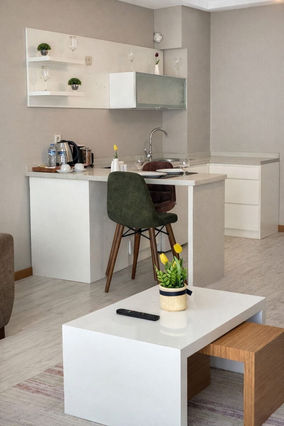 Suite | Private kitchen | Mini-fridge, oven, stovetop