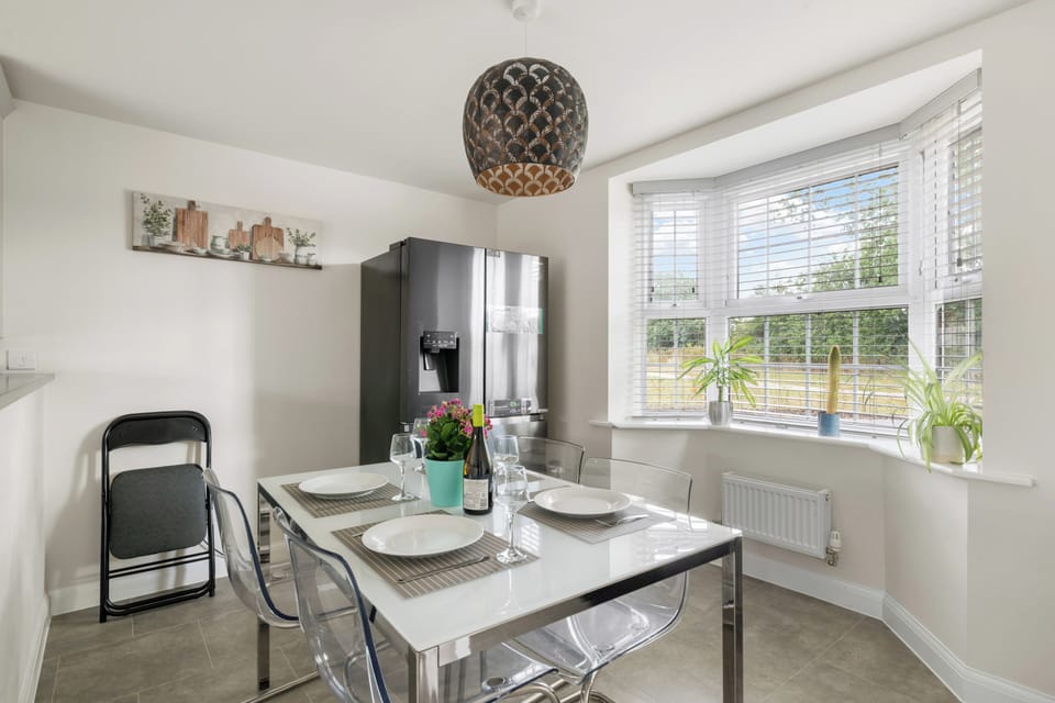 Sit down together at the dining table, set beneath a lovely bay window with garden views on either side. A large American style fridge freezer keeps everything you need close to hand.