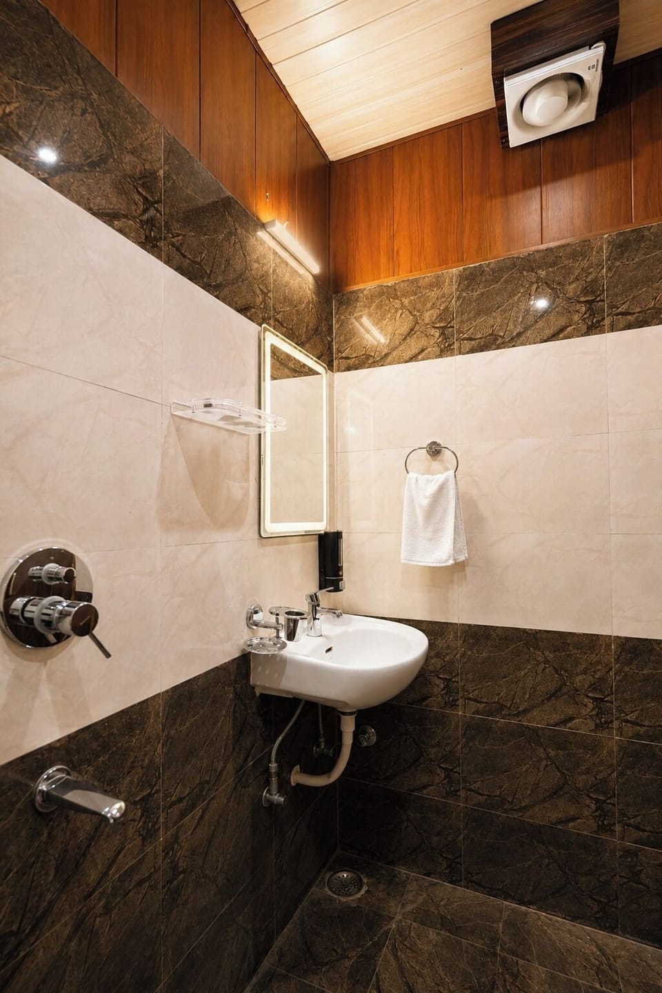 Combined shower/tub, free toiletries, towels, soap