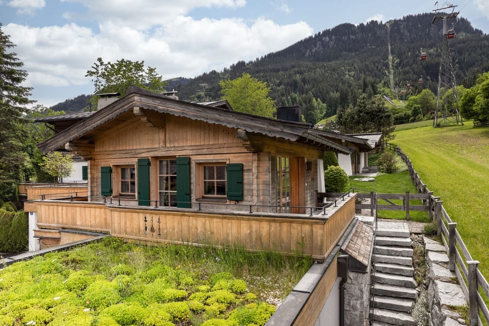 Book a studio apartment in Kitzbühel with traditional facade, terrace, location next to the ski slope and short distance to Hahnenkammbahn.