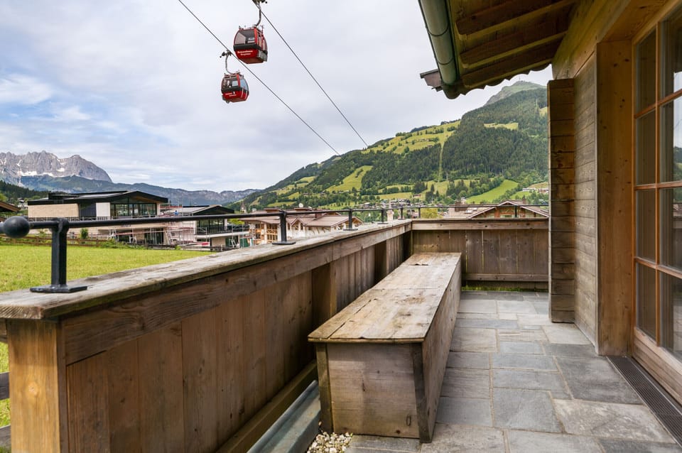 Book a studio apartment in Kitzbühel with views of Hahnenkammbahn, Wilder Kaiser and Kitzbüheler Horn, close to slopes and town center.