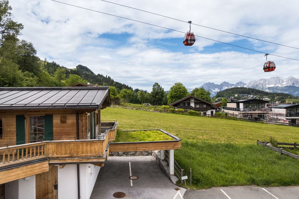 Book a studio apartment in Kitzbühel with spacious terrace, view of the Wilder Kaiser and top location near Hahnenkammbahn and Streif.
