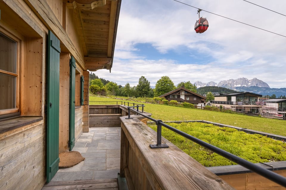Book a studio apartment in Kitzbühel with view of Hahnenkammbahn, direct slope access, terrace and ideal location for couples.