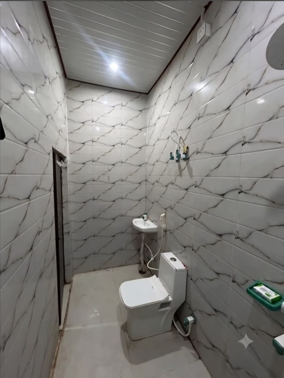 Family Room | Bathroom | Shower, free toiletries, soap