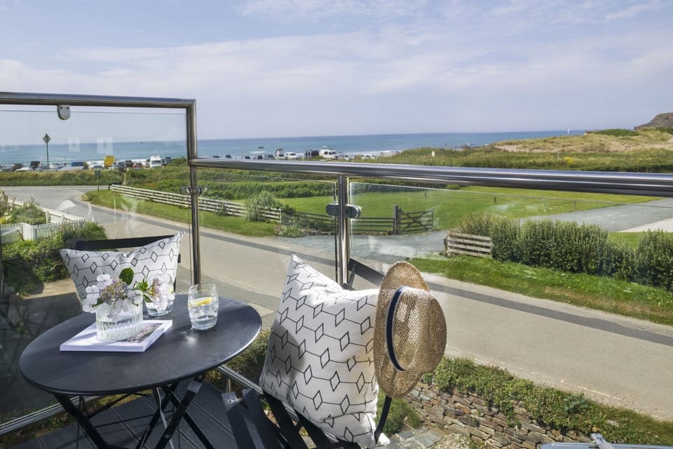 Balcony with outdoor table and sea views at Croft House Widemouth Bay