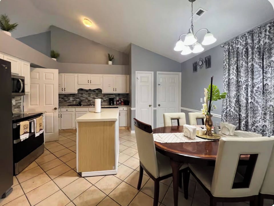 Condo, 3 Bedrooms | Private kitchen