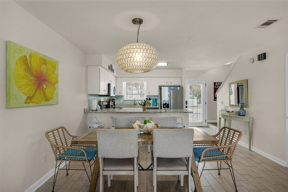 Dining & Kitchen Area