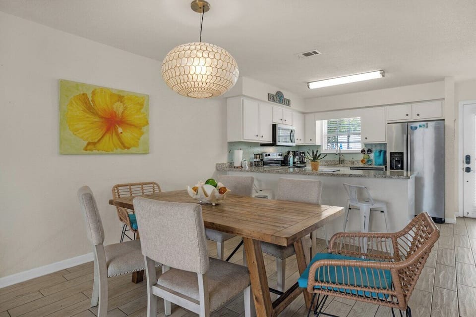 Dining & Kitchen Area