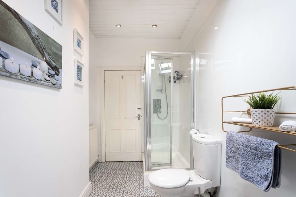 Charming 2BR Flat on Grange-over-sands High Street Apartment in England