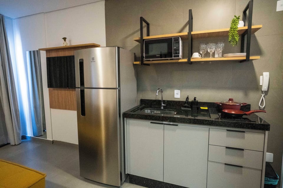 Classic Studio Suite, City View | Private kitchen | Microwave, stovetop, cookware/dishes/utensils
