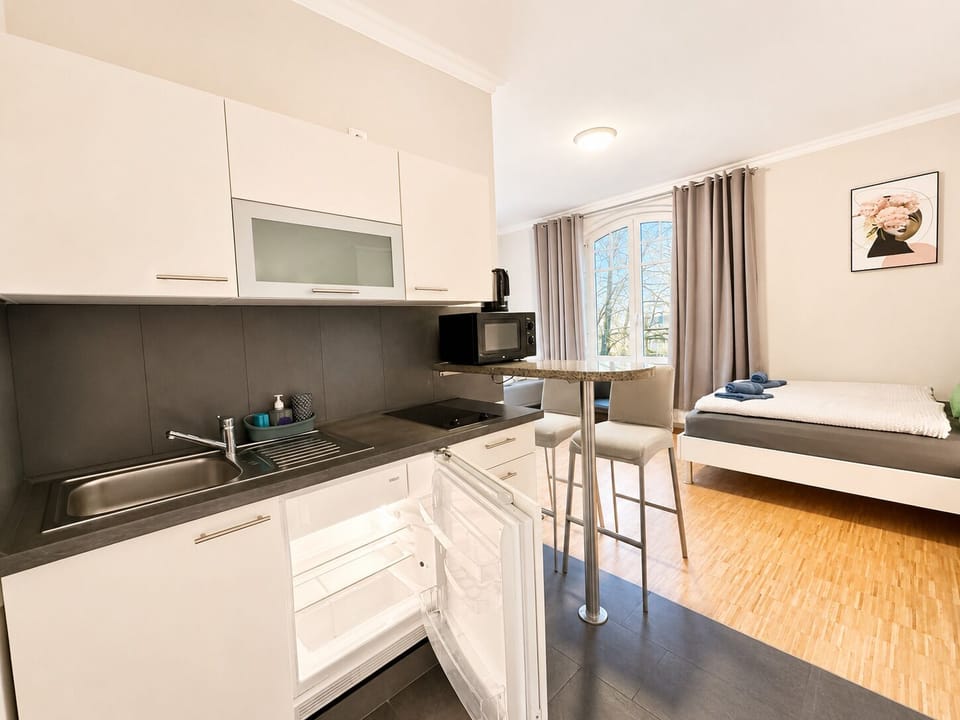 Comfort Apartment | Private kitchen | Microwave, stovetop, cookware/dishes/utensils