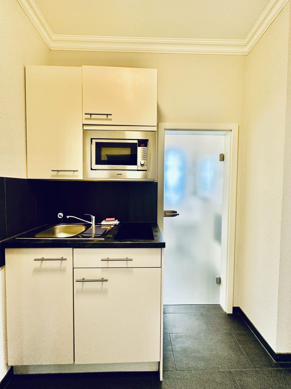 Comfort Apartment | Private kitchen | Microwave, stovetop, cookware/dishes/utensils