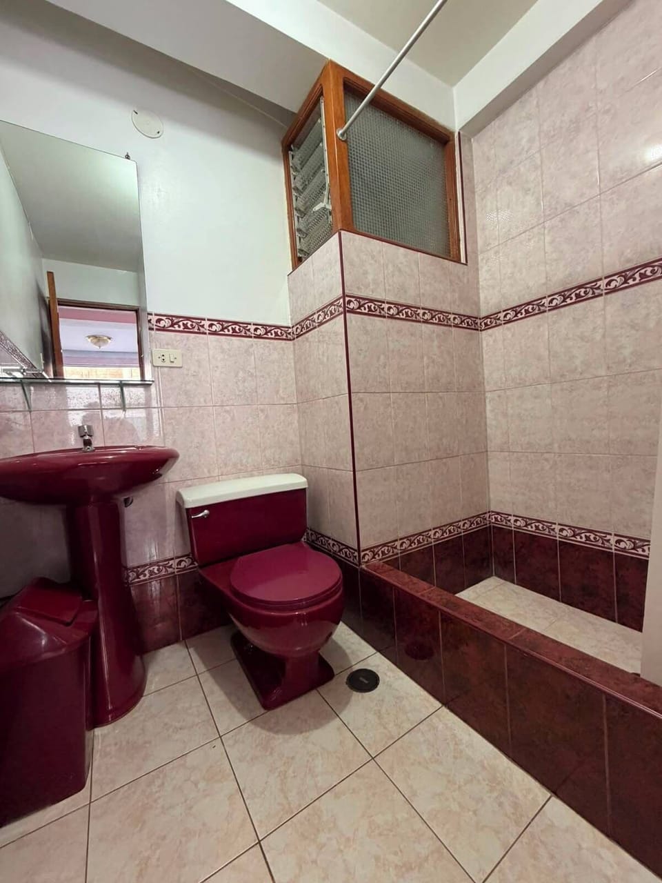 Comfort Double Room | Bathroom | Free toiletries, towels, soap, toilet paper