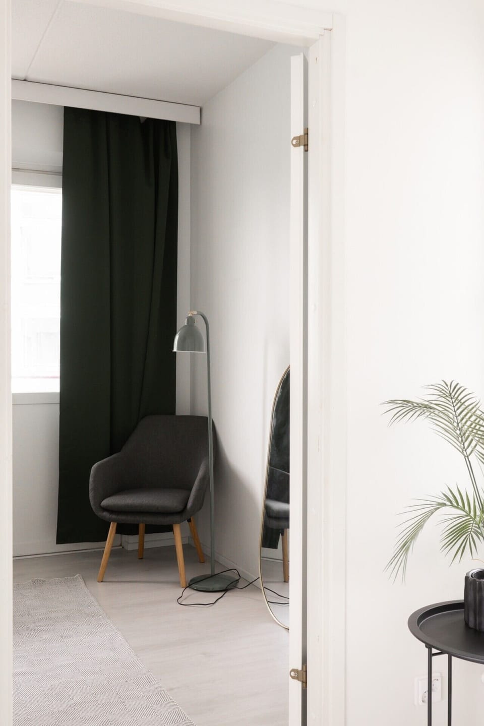 Reading corner with armchair, floor lamp, and full-length mirror - Varppaaja 3 A 16, Jyväskylä